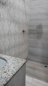 Ένα μπάνιο στο Casa Agradável, Arejada, Espaçosa, Perto de Tudo e Para até 20 Pessoas