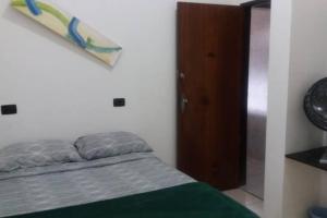 um quarto com uma cama com uma prancha de surf na parede em Casa Inteira Próxima ao Centro / 4 Suítes. em Londrina