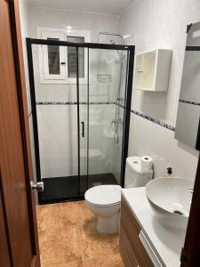 A bathroom at Apartament Cala llobeta, primera línia de mar