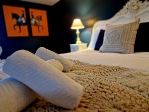 een bed met twee opgerolde handdoeken erop bij Hamilton-The Alexander suite luxury holiday let's in Scorton