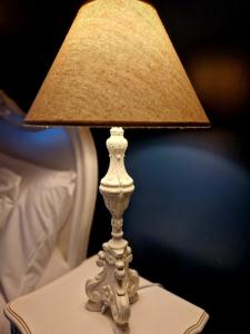 een witte lamp op een tafel met een lampenkap bij Hamilton-The Alexander suite luxury holiday let's in Scorton