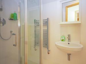 uma casa de banho com um chuveiro e um lavatório. em 2 Bed in Wroxham 29570 em Worstead