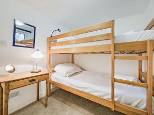 Krevet ili kreveti na kat u jedinici u objektu 2 Bed in Aberdovey DY011