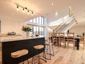 una cocina con barra y un bar con taburetes en 4 Bed in Howden 93496, en Brough