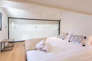 #11 Alex suite terrace parking AC 2 BDR 5mins to sea في سان جيان كاب فيرات: غرفة نوم بيضاء مع سرير أبيض كبير مع الوسائد