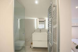 #11 Alex suite terrace parking AC 2 BDR 5mins to sea في سان جيان كاب فيرات: حمام ابيض مع مرحاض ومغسلة
