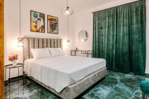 een slaapkamer met een bed en een groen gordijn bij Place to be Athens apartment in Athene