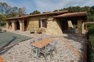 カスティリオーネ・デッラ・ペスカーイアにあるAgriturismo Val di Nappoの建物の前にパティオ(テーブル、椅子付)
