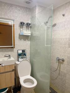ein Bad mit einem WC und einer Glasdusche in der Unterkunft Appartement de Luxe in Kenitra