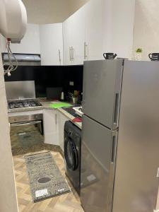 eine Küche mit einem Kühlschrank und einer Waschmaschine in der Unterkunft Appartement de Luxe in Kenitra