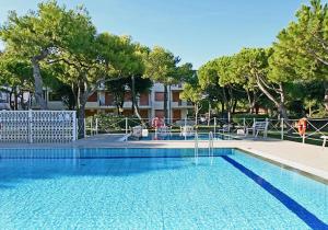 een groot zwembad met een speeltuin en een gebouw bij Park Residence 1 - Home Immobiliare in Lido di Jesolo