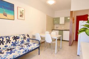 een eetkamer en een keuken met een tafel en stoelen bij Park Residence 1 - Home Immobiliare in Lido di Jesolo