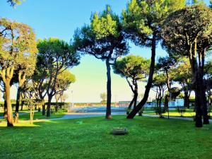 een groep bomen in een park op een veld bij Park Residence 1 - Home Immobiliare in Lido di Jesolo