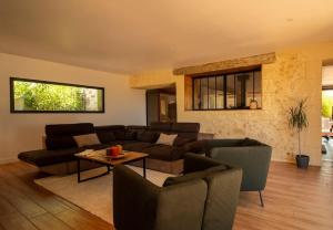 Posezení v ubytování Le Hameau - Villa de Luxe avec Piscine Intérieure & Jacuzzis