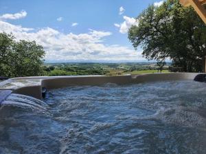 einen Whirlpool mit Aussicht in der Unterkunft NEW! 10 min Marciac- Villa avec vue, piscine intérieure chauffée et 2 jacuzzis in Pallanne