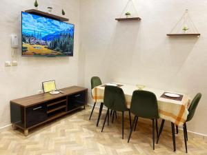 ein Esszimmer mit einem Tisch und 4 Stühlen in der Unterkunft Appartement de Luxe in Kenitra