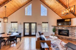 O zonă de relaxare la 7 Min to DT Blue Ridge~Hot Tub~Fire Pit~Sleeps 12