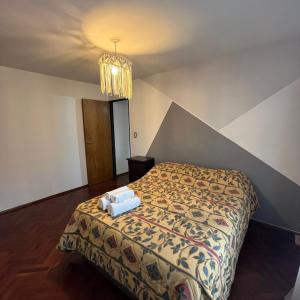 1 dormitorio con 1 cama con 2 toallas en Nuevo Illia, Nueva cordoba en Córdoba