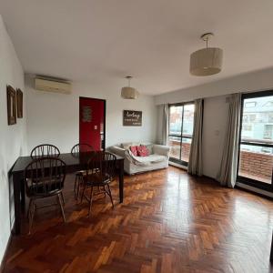 sala de estar con mesa, sillas y sofá en Nuevo Illia, Nueva cordoba en Córdoba