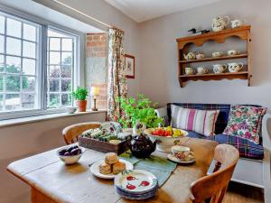 een eetkamer met een tafel met eten erop bij 3 Bed in Shaftesbury 92395 in Melbury Abbas