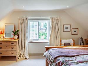 a bedroom with a bed and a window at 3 Bed in Shaftesbury 92395 in Melbury Abbas