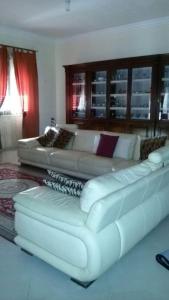 sala de estar con 2 sofás blancos y sofá en Villa Silvia, en Alliste
