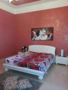 - une chambre avec un lit et une photo de 2 personnes dans l'établissement Villa Silvia, à Alliste