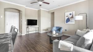 sala de estar con sofá y TV en Landing Modern Apartment with Amazing Amenities (ID1403X079), en Pinellas Park