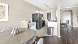 cocina y sala de estar con mesa y sillas en Landing Modern Apartment with Amazing Amenities (ID1403X079), en Pinellas Park