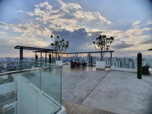 een balkon van een gebouw met uitzicht op de stad bij Reizz Residence By Luxury Suites in Kuala Lumpur