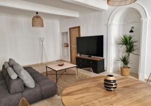 TV a/nebo společenská místnost v ubytování Appartement de charme - CARPENTRAS - Rendez-vous en Provence