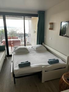 een slaapkamer met een bed met twee kussens erop bij Villa Francia Cannes in Cannes +15 foto's