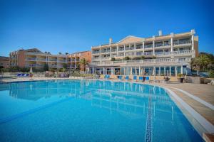 een groot zwembad voor een hotel bij Villa Francia Cannes in Cannes