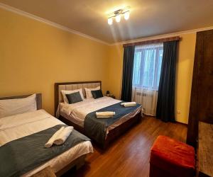 - une chambre avec 2 lits et une fenêtre dans l'établissement Zartonq, à Tatev