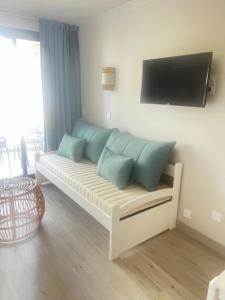 een bank met blauwe kussens in de woonkamer bij Villa Francia Cannes in Cannes