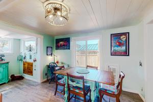 comedor con mesa y sillas en The Cozy Crab Cottage, en Reedsport