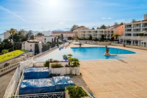 ein Bild von einem Swimmingpool in einem Ferienresort in der Unterkunft Sur la mer in Cannes