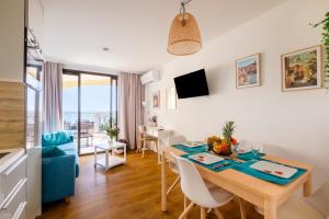 ein Wohnzimmer und ein Esszimmer mit einem Tisch und Stühlen in der Unterkunft Sur la mer in Cannes