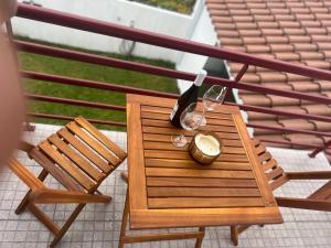 uma mesa com uma garrafa de vinho e um copo em Populo Beach Villa em Livramento