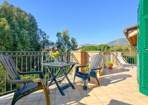 eine Terrasse mit 2 Stühlen und einem Tisch auf dem Balkon in der Unterkunft [5 min dal MARE] Luminoso Bilocale con Terrazza in Loano