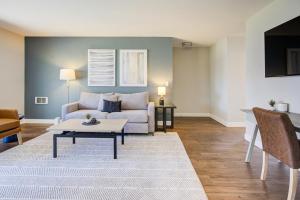 een woonkamer met een bank en een tafel bij Landing Modern Apartment with Amazing Amenities (ID5476X22) in Foster City