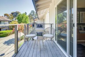 twee stoelen en een tafel op een veranda bij Landing Modern Apartment with Amazing Amenities (ID5476X22) in Foster City
