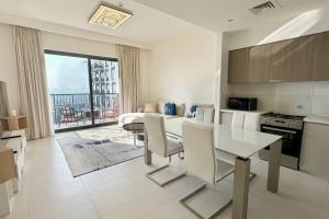 een keuken en een woonkamer met een tafel en stoelen bij Luxury 2br In Dubai Hills With Full Park View in Dubai