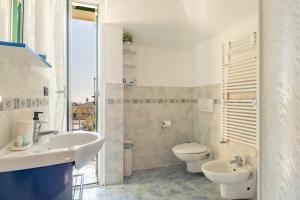 ein Bad mit einem Waschbecken und einem WC in der Unterkunft [5 min dal MARE] Luminoso Bilocale con Terrazza in Loano