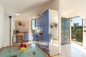 eine Küche mit einem Tisch und einer Obstschale darauf in der Unterkunft [5 min dal MARE] Luminoso Bilocale con Terrazza in Loano