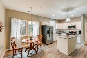 Η κουζίνα ή μικρή κουζίνα στο Bright Kingston Springs Home Less Than 22 Mi to Nashville