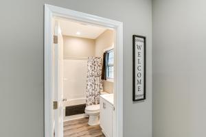 Ένα μπάνιο στο Bright Kingston Springs Home Less Than 22 Mi to Nashville +17 φωτογραφίες