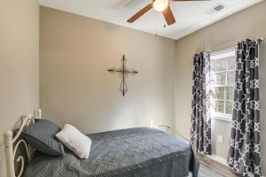 Ένα ή περισσότερα κρεβάτια σε δωμάτιο στο Bright Kingston Springs Home Less Than 22 Mi to Nashville