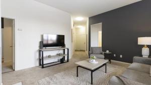 sala de estar con sofá y TV en Landing Modern Apartment with Amazing Amenities (ID9071X06), en San Diego