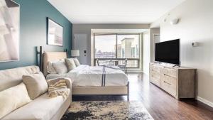 1 dormitorio con 1 cama, TV y sofá en Landing Modern Apartment with Amazing Amenities (ID2753X96) en Filadelfia